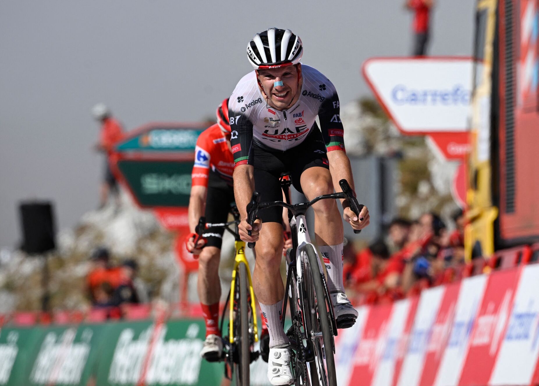 Vuelta: João Almeida só não descartou Vingegaard, mas venceu no alto do Angliru
