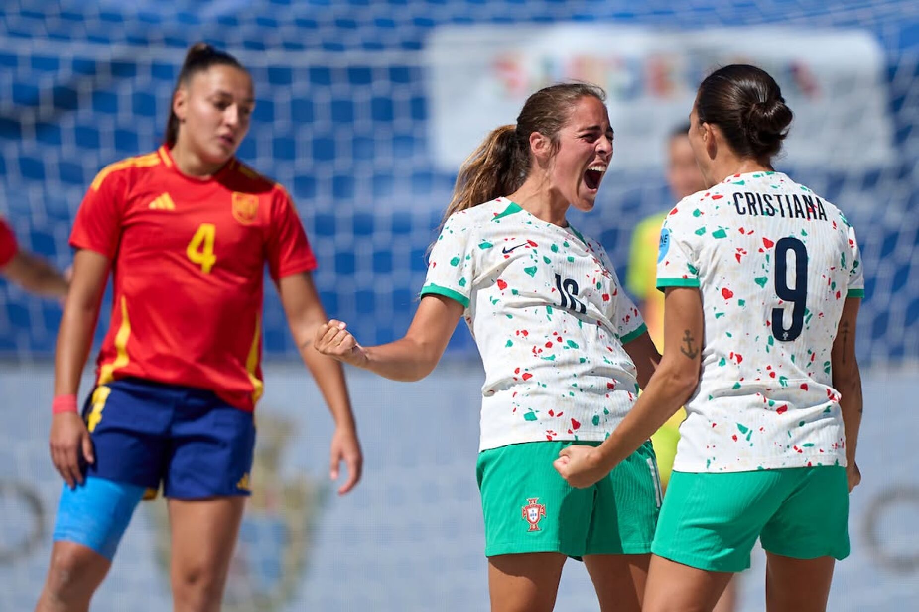 Portugal continua a ganhar na Liga europeia feminina de futebol de praia