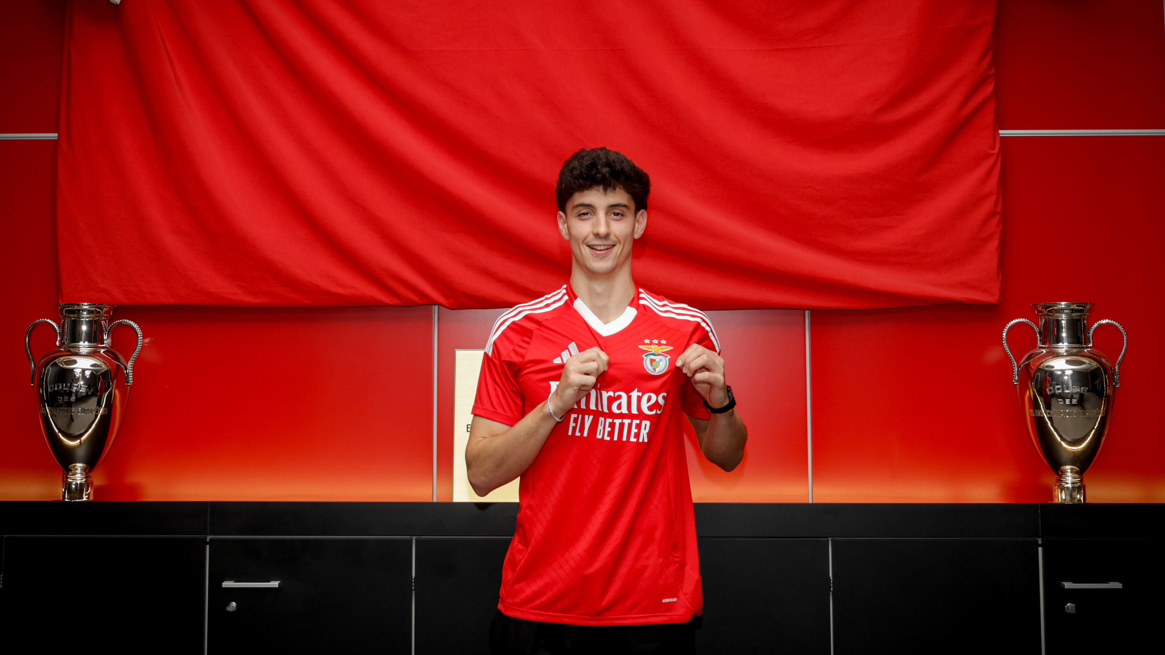 Benfica contrata médio Manu Silva ao Vitória SC
