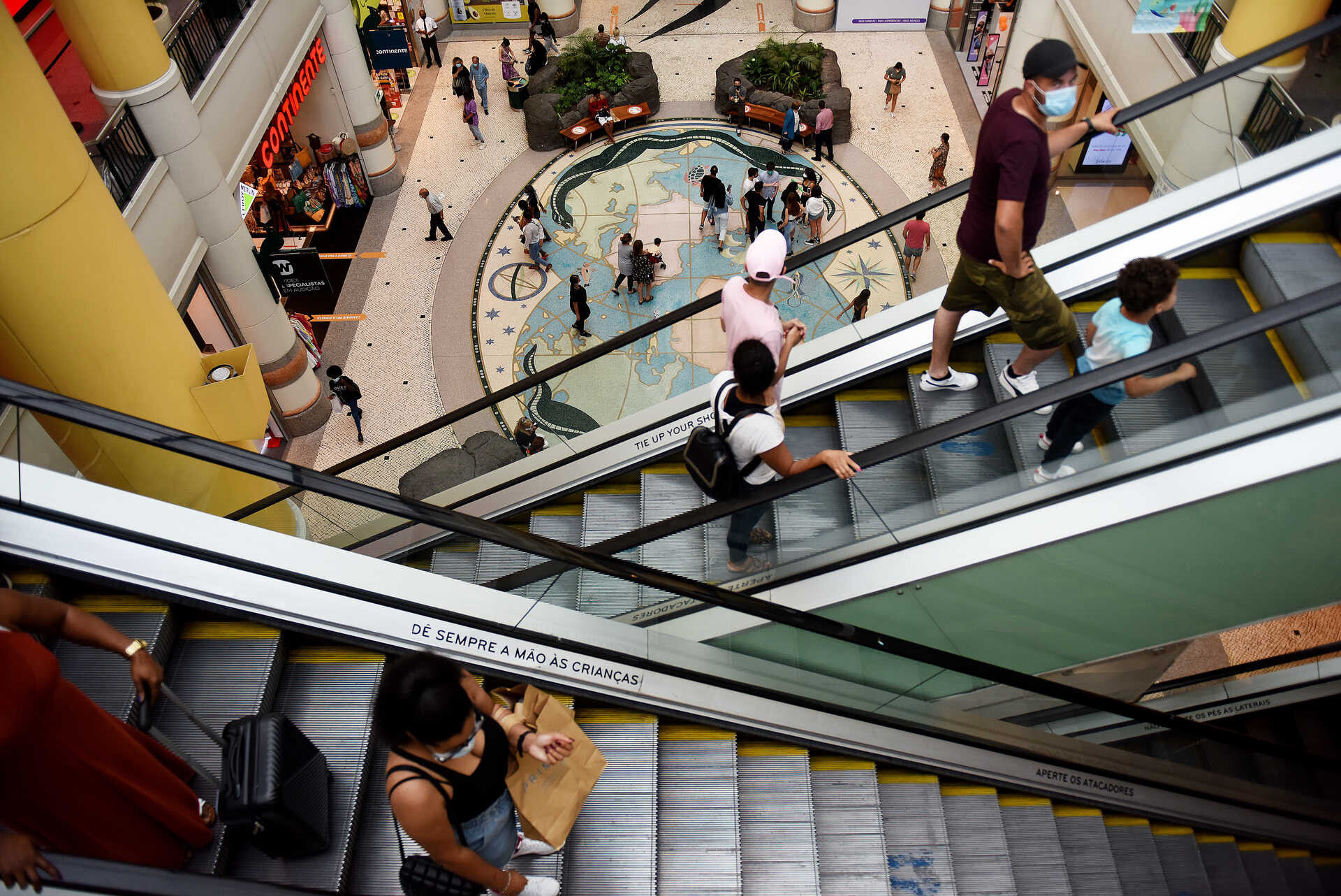 Debate Heats Up: Parliament Considers Early Closures and Sunday Shutdowns for Retail Workers