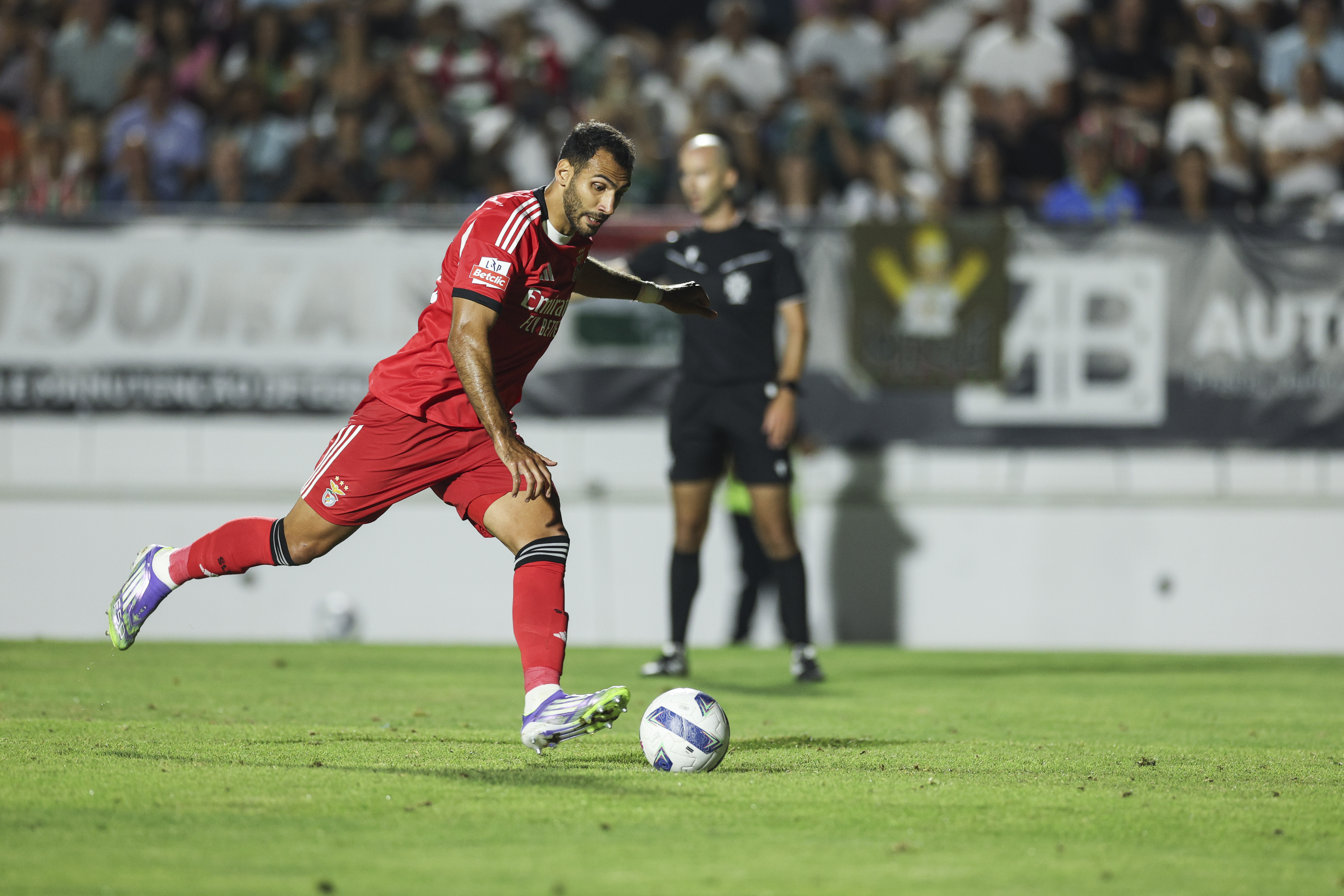 Estrela teve constelação de golos falhados. Benfica vence graças a um penálti, veja os lances