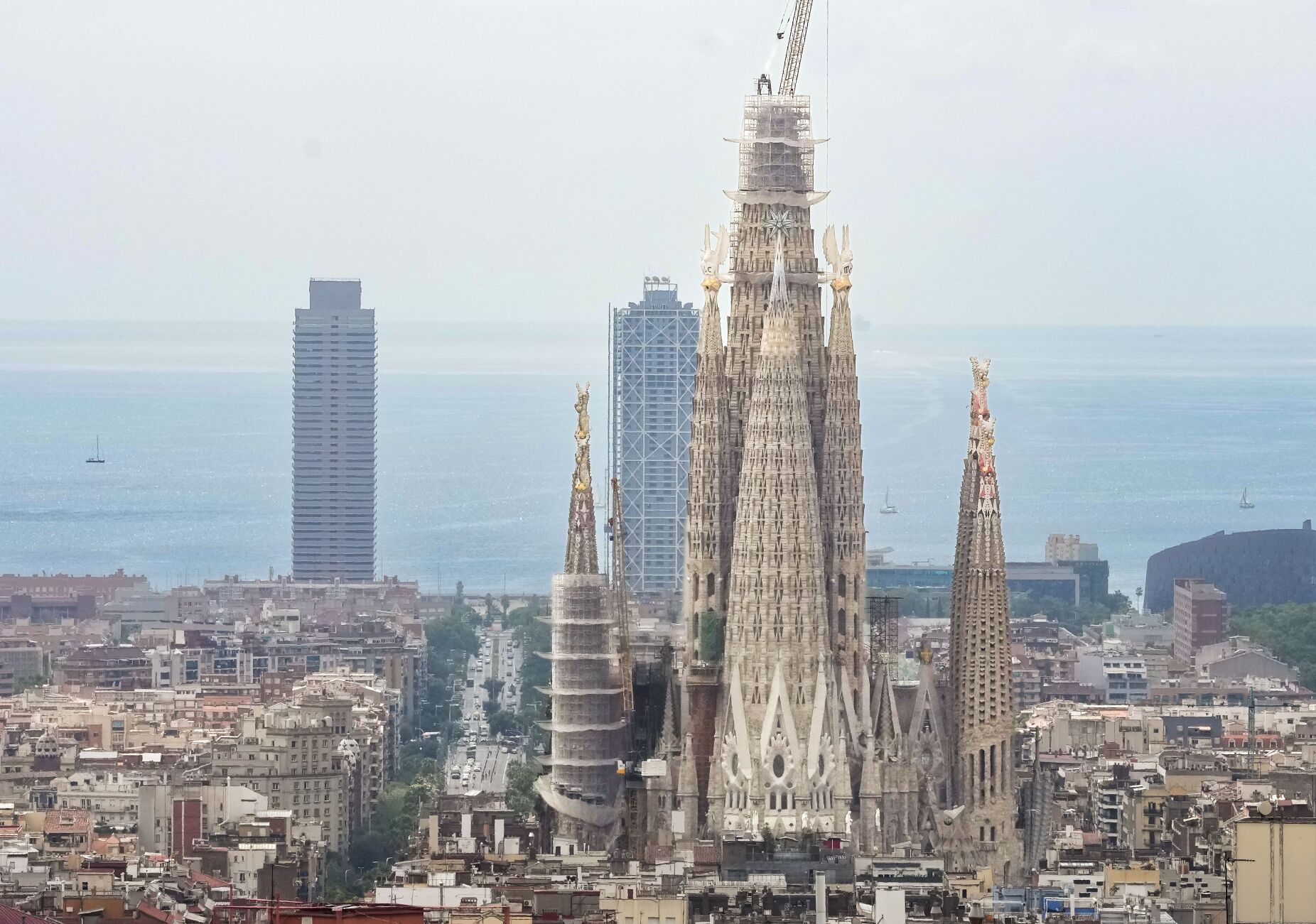 "Justiça climática." Ativistas lançam tinta contra basílica da Sagrada Família em Barcelona
