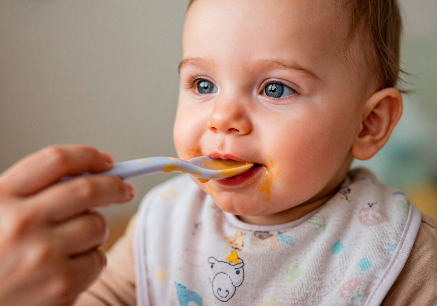 O seu beb&eacute; acorda v&aacute;rias vezes &agrave; noite? Este alimento pode mudar tudo (e salvar o seu sono)