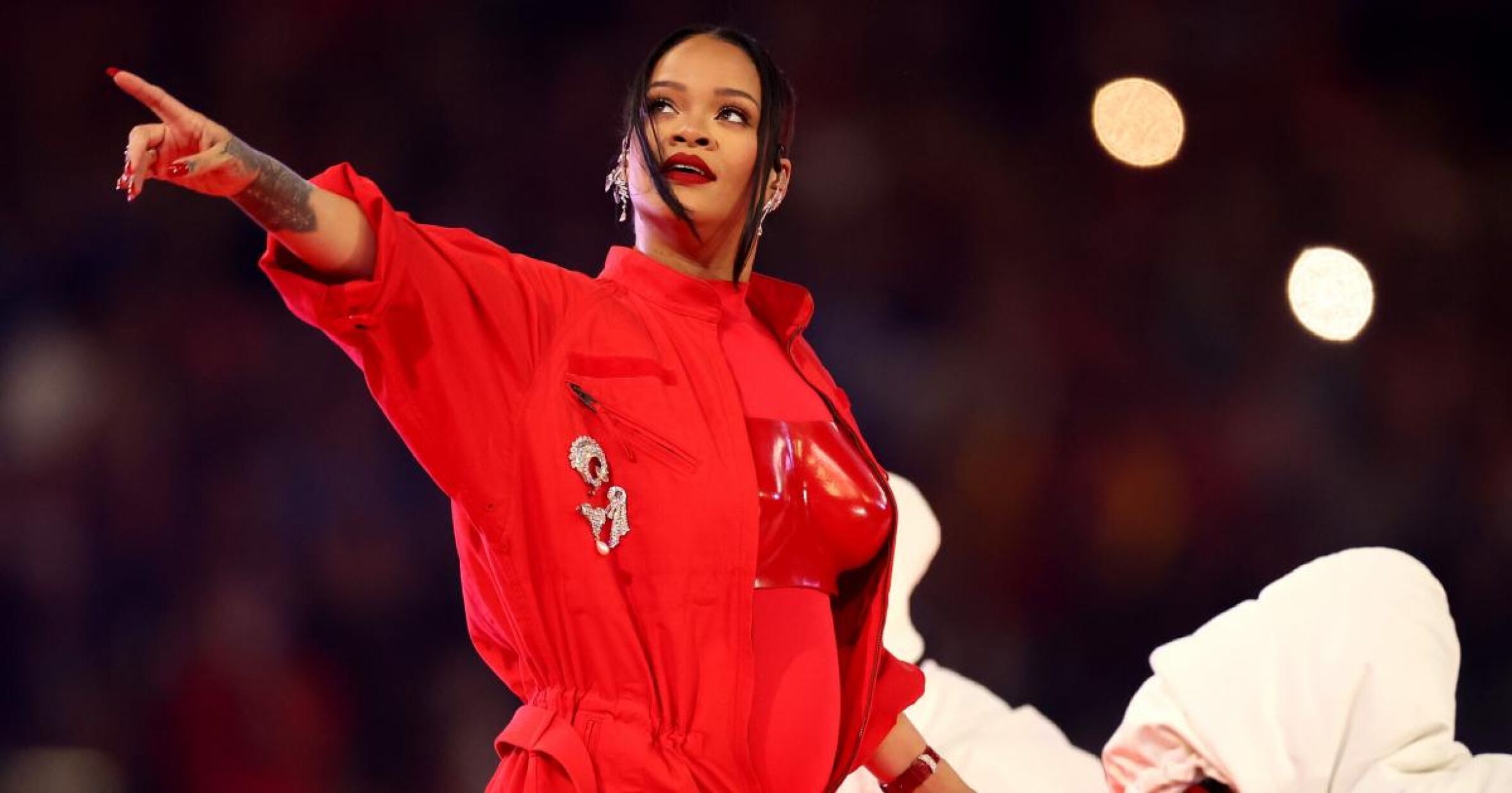 Depois de anunciar a sua gravidez no Super Bowl, Rihanna derrete fãs com foto do filho