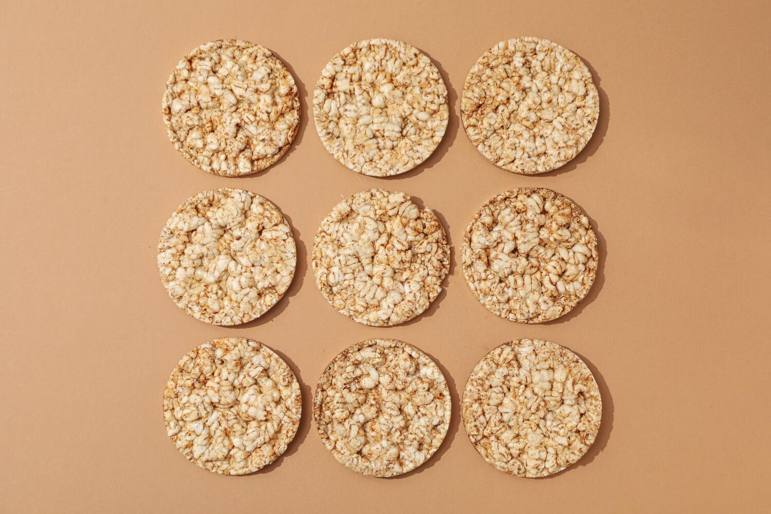 Quais s&atilde;o as mais saud&aacute;veis: bolachas de milho ou de arroz?