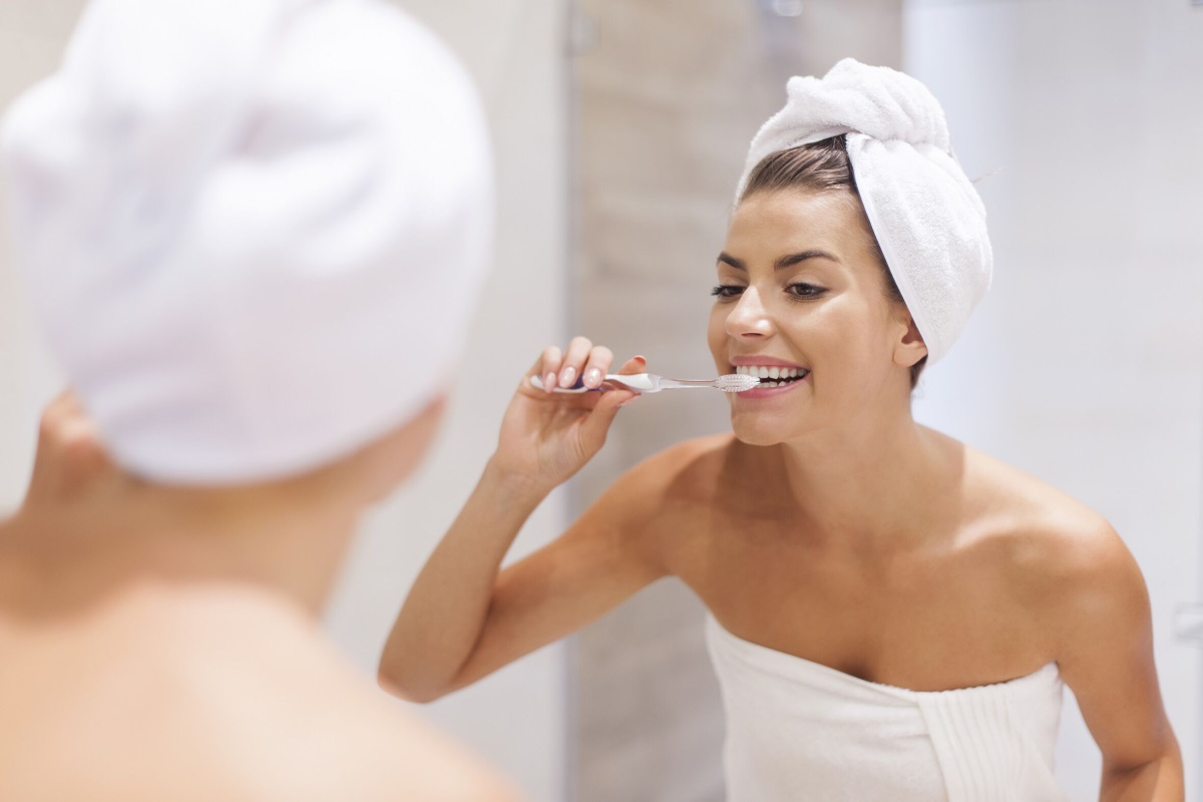 Com que frequência devo trocar de escova de dentes?