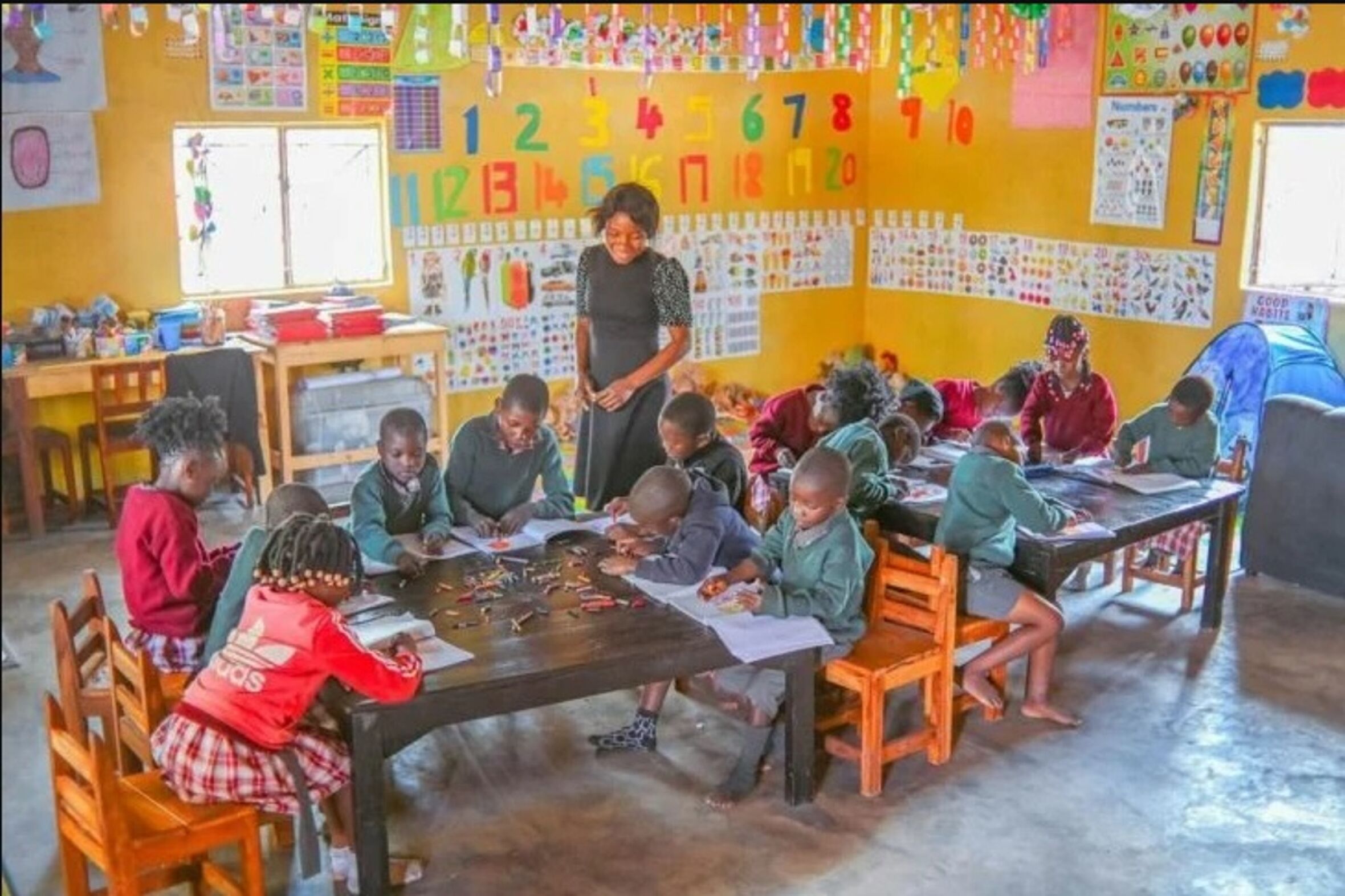 Professora abre escola em África com lucros do TikTok