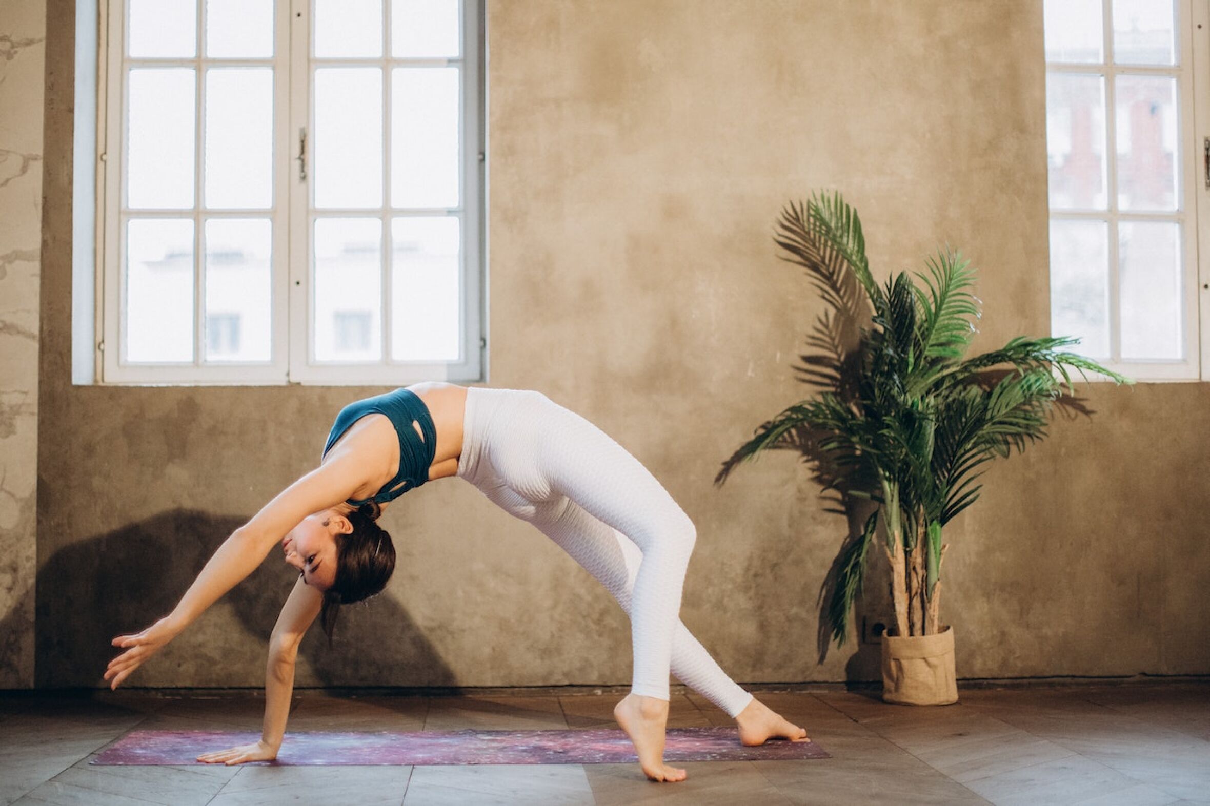 3 exercícios de yoga para ganhar força - Women's Health